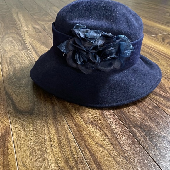 velvet hat - Picture 2 of 3